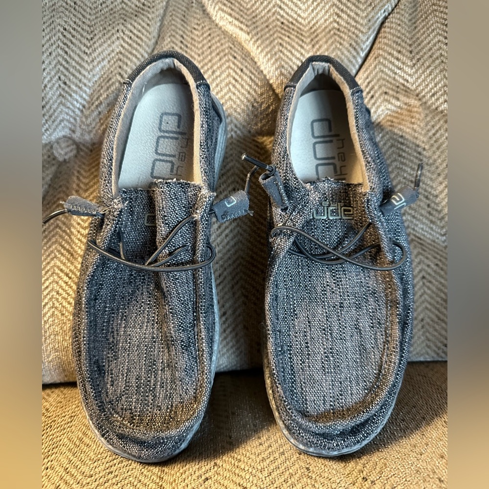 HEY DUDE. MENS SZ 8. WALLY WOVEN STYLE.  CARBONE COLOR